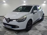 la voiture blanche est garée sur un sol en damier dans le garage