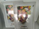 deux photos de tulipes exposées dans une boîte