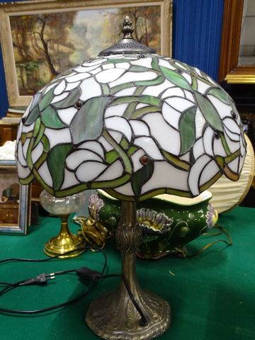Lampe de table moderne abat-jour façon vitrail H : 50