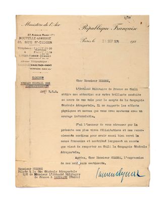un gros plan d'un morceau de papier sur lequel on a écrit