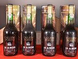 trois bouteilles de vin posées sur une table à côté d'une boîte de vin