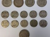 une collection de vieilles pièces chinoises posées sur un fond blanc