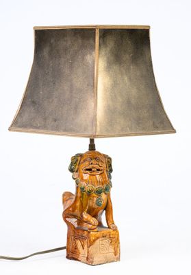 une lampe posée sur une table et munie d'un abat-jour
