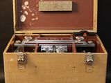 une petite boîte en bois contenant plein de choses