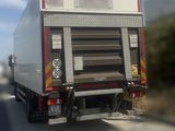 un camion qui roule sur la route, sur le bord de la route