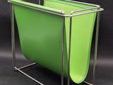 un porte-revues vert contenant un magazine