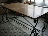 une table posée sur un sol carrelé