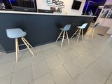 trois tabourets placés devant un bar