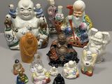 un grand nombre de figurines posées sur une table