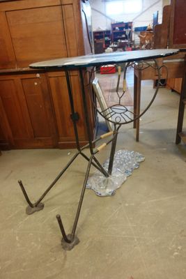 une table recouverte d'un plateau en verre, dans une pièce