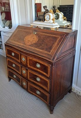 un petit bureau surmonté d'une horloge