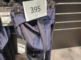 deux parapluies accrochés à un porte-parapluies dans un magasin