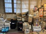 de nombreuses boîtes empilées dans une pièce