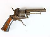 gros plan d'un revolver sur une surface blanche