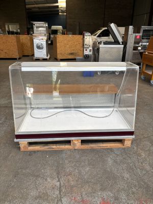 une photo d'une vitrine dans un entrepôt