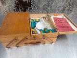 une petite boîte en bois contenant un service à thé