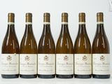 six bouteilles de vin sont alignées sur une surface blanche