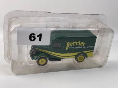 un récipient en plastique contenant un camion vert et jaune