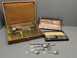 une boîte en bois contenant de l'argenterie sur une table
