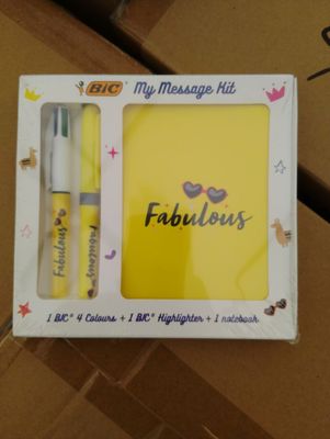une boîte jaune contenant deux stylos et une boîte jaune contenant deux stylos