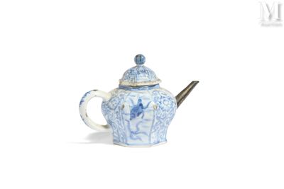 une théière bleue et blanche contenant une cuillère