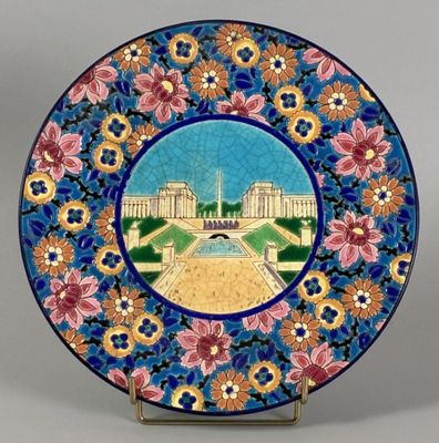 an image of a decorative plate with a picture of the white house in the background