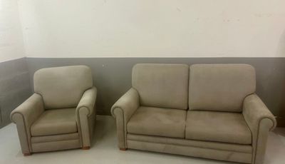 Canapé et large fauteuil de type "Club" garni de tissu gris …