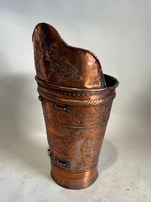 vase plaqué cuivre surmonté d'un oiseau