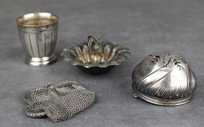 trois objets en argent posés les uns à côté des autres sur une table