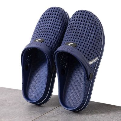 des chaussons bleu marine avec des trous dans la semelle