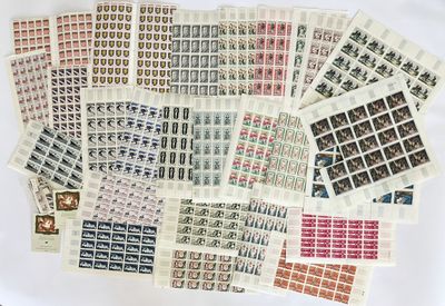 une pile de timbres posée sur une table blanche
