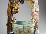 une fontaine en céramique ornée d'oiseaux et de fleurs