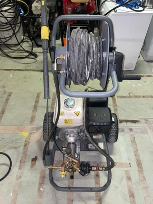 a pressurer that is sitting on the floor in a garage