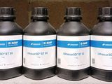 six bouteilles de liquide posées sur une étagère devant un mur