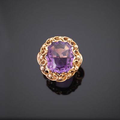une bague en améthorate et diamants