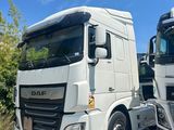 deux camions garés l'un à côté de l'autre sur le bord de la route
