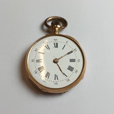 une montre de poche en or avec des chiffres romains