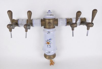 Objet: Pompe à bière en cuivre et faience décor de fleurs 4 …