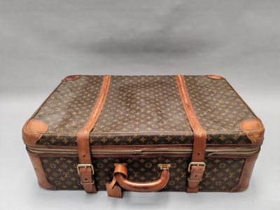 Louis VUITTON Paris. VALISE ou MALLE en toile enduite monogr…