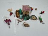 beaucoup de petites figurines qui se trouvent sur la table