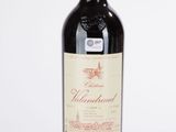 une bouteille de vin posée sur une table