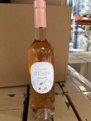 une bouteille de vin posée sur une table dans un magasin