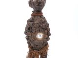 une image représentant une statue en bois d'un homme portant une couronne sur la tête