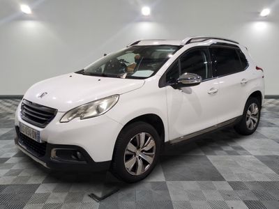 la voiture blanche est garée sur un sol en damier dans le garage