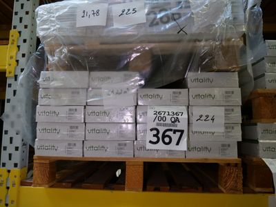 une grande pile de cartons posée sur une palette dans un magasin