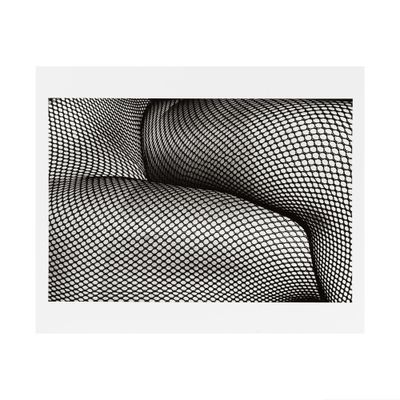 photographie en noir et blanc du corps d'une femme vêtu de bas résille