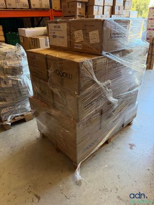 une grande pile de cartons sur une palette dans un entrepôt