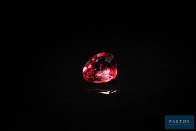 un diamant rouge dans l'obscurité