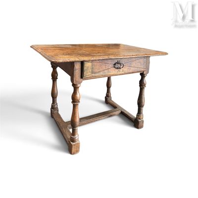 une vieille table en bois surmontée d'un tiroir