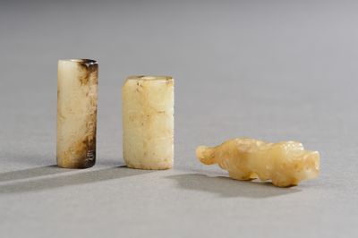 deux tubes de dentifrice posés l'un à côté de l'autre sur une table